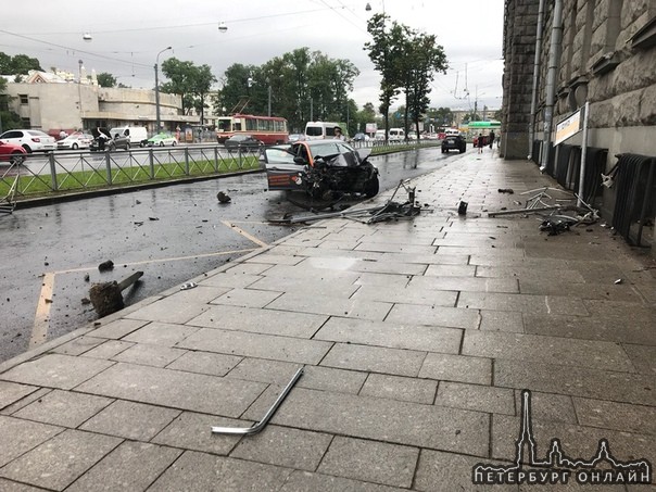 Делимобиль снёс знак остановки и ушатался в дом напротив метро Чёрная Речка.