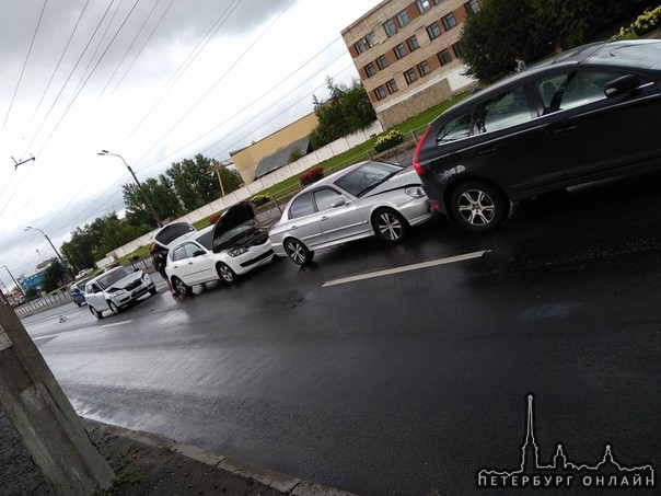 На Индустриальном 42 в 16:25 skoda Фабиа собрала паровозик. Водители ожидают уже час , когда к ним ...