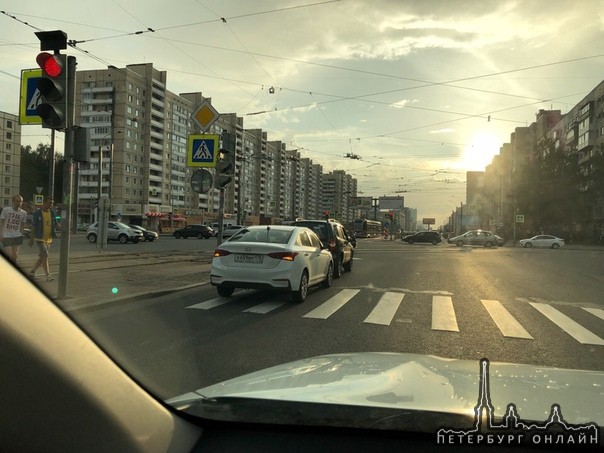 ДТП на перекрестке Просвещения и Светлановского. Повороту мешают