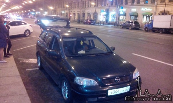 Стоим на Литейном пр. 26, зеленый Opel Astra, универсал. По дороге открутилось колесо, балонного к...