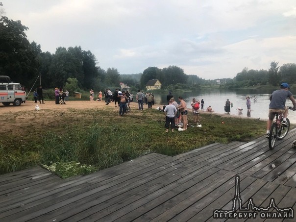 В Колтушах, на Колтушском озере утонул мужчина. Водолазы ныряют, не могут найти тело.