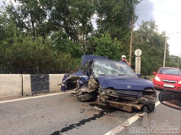 В Саперном Опель влетел в ограждение