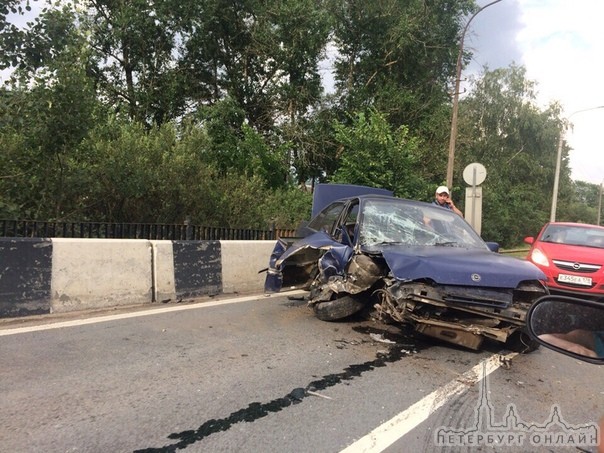 В Саперном Опель влетел в ограждение