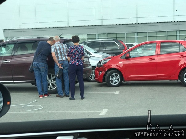 Пиканто протаранила припаркованный Nissan