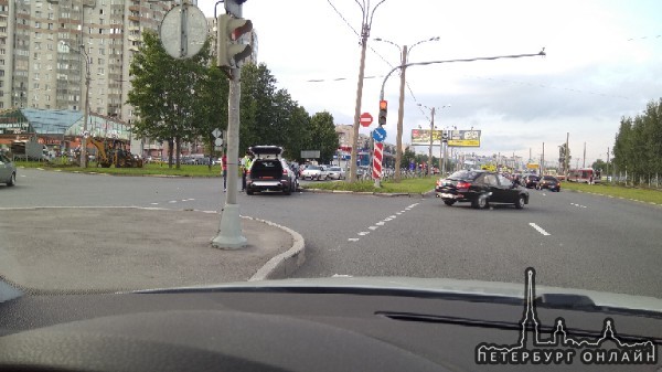 ДТП на углу Киришской и Руставели. Volvo стоял на поворот налево, на Киришскую. По встречке со стор...