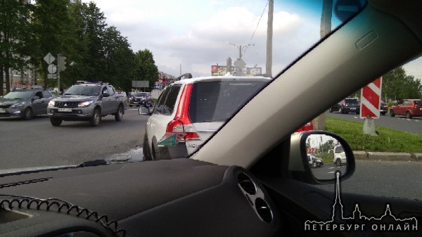 ДТП на углу Киришской и Руставели. Volvo стоял на поворот налево, на Киришскую. По встречке со стор...