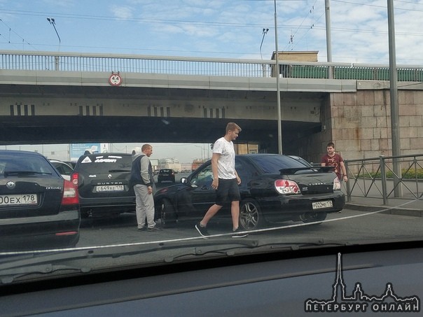 На Малоохтинском проспекте под мостом Александра Невского, спасибо парню, который шёл на таран двоих...