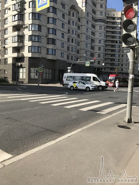 Савушкина 26 , маршрутка с такси, трамваи стоят