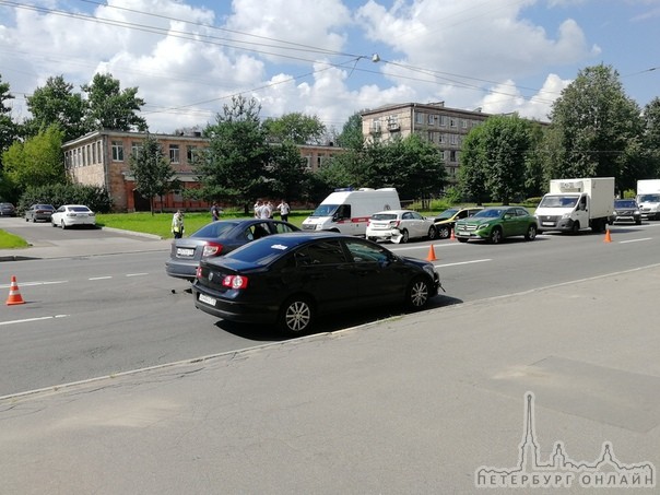 На улице Седова, в зад поворачивающему налево во двор дома 65 Мерседесу влетел Suzuki SХ4 седан, от ...