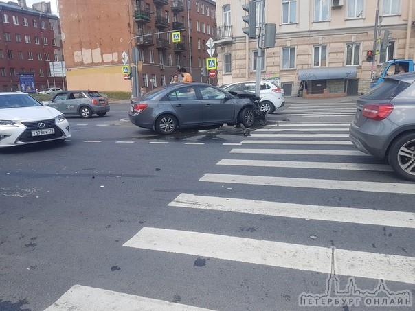 Круз и бус разлетелись по столбам, после столкновения на перекрёстке Обводного канала и Боровой