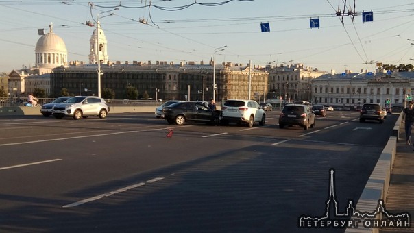 На Тучковом мосту ДТП .Трамваи встанут,машинам не особо мешают.