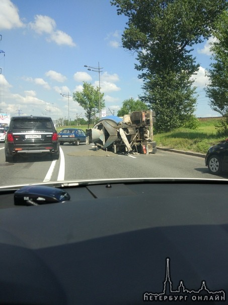 На Витебском проспекте бетономешалка наехала на бордюр и прилегла на бок. Никого не зацепила