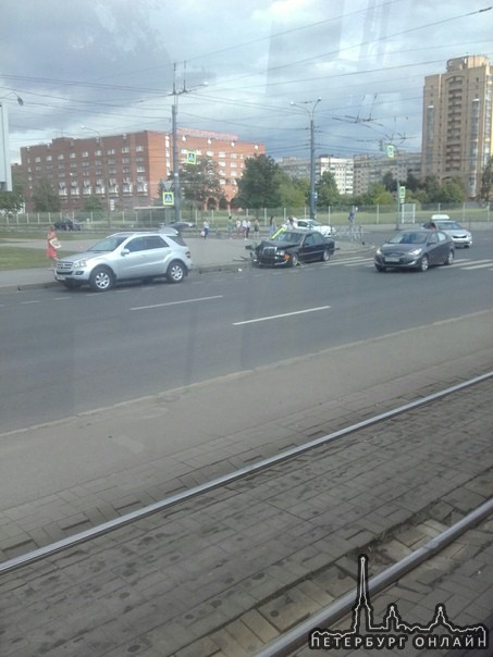 Около Университета профсоюзов на перекрестке Бухарестской и Фучика Mercedes снес светофор.