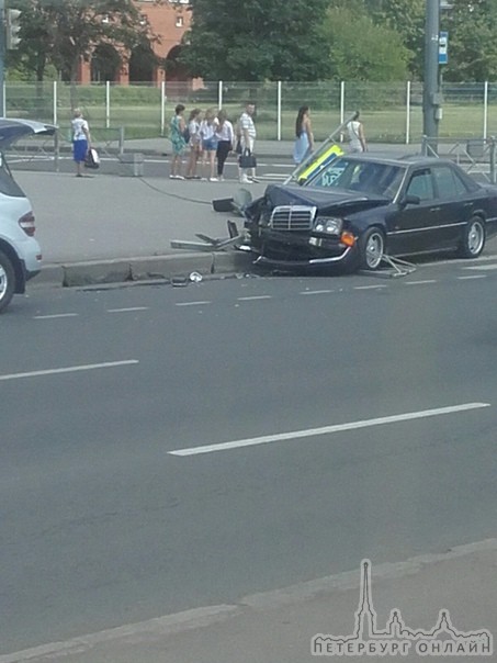 Около Университета профсоюзов на перекрестке Бухарестской и Фучика Mercedes снес светофор.