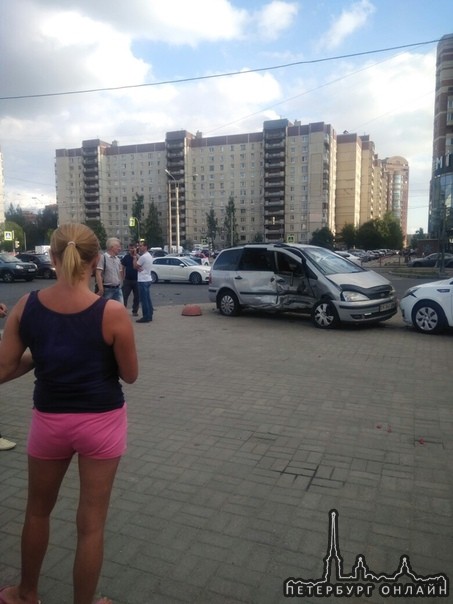 На Комендантском проспектке у ТЦ Миллер седан влетел в правую дверь минивену Ford