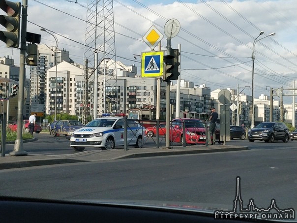 Авария на Петергофском у ТЦ "Жемчужная Плаза"