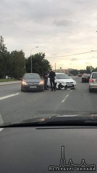 ДТП на зольной. Проезду к набережной немного мешают.