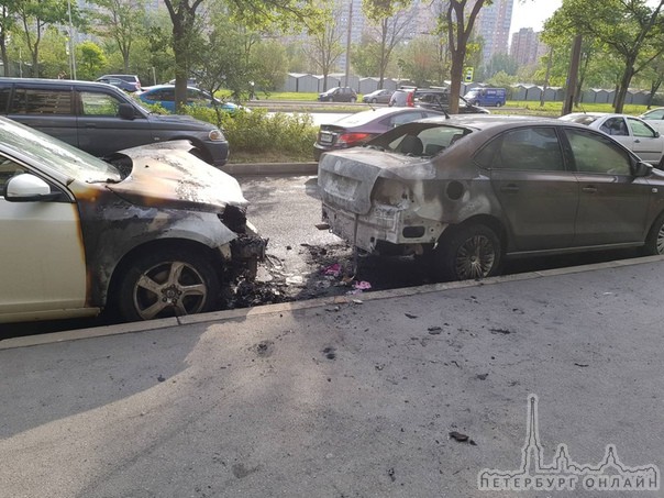 У кого-то утро не очень доброе, на Солидарности у дома 19. Ночью сгорел Вольвас, Поло досталось.