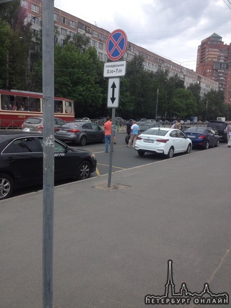 Как не надо перестраиваться или проспект Луначарского напротив больницы сейчас встанет.
