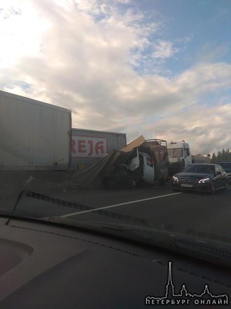 Дтп трасса М10 155 км от Питера в сторону Москвы. Пробка большая!!! Постродало одна газель и две фур...