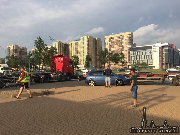 Авария на Пулковском шоссе. Мешает движению. Образовалась большая пробка за секунды. На выезде с пар...