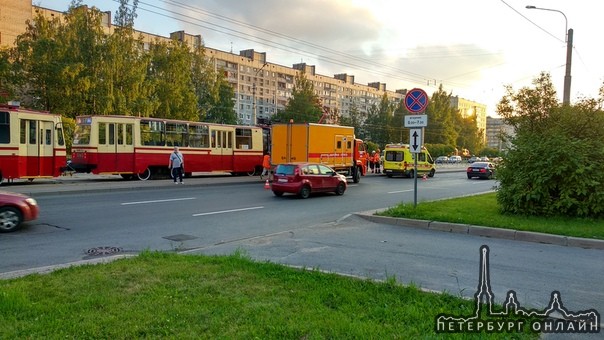 На Луначарского встали трамваи. Приехала аварийная служба и реанимация.