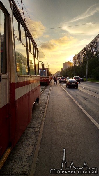 На Луначарского встали трамваи. Приехала аварийная служба и реанимация.