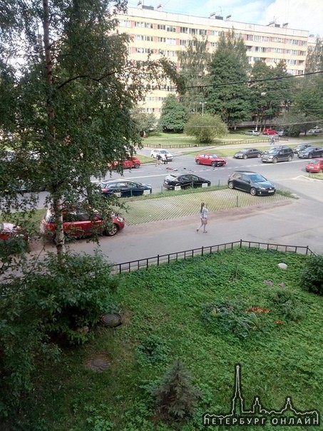 Красный хетчбэк , вроде БМВ1 выезжал со двора дома 3 на улицу Есенина