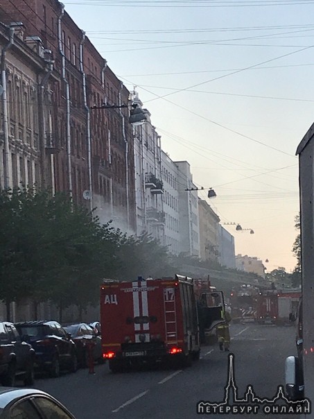 Пожар на Кавалергардской 20, службы на месте, жильцов спускают пожарные