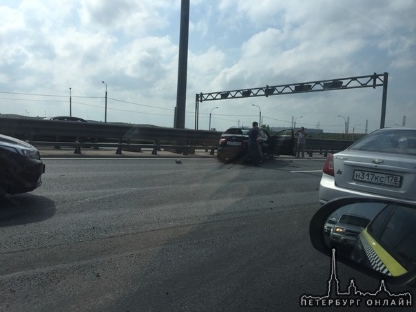 Авария на внутреннем кольце КАД с мотоциклистом перед съездом на Московское шоссе, Движение затрудн...