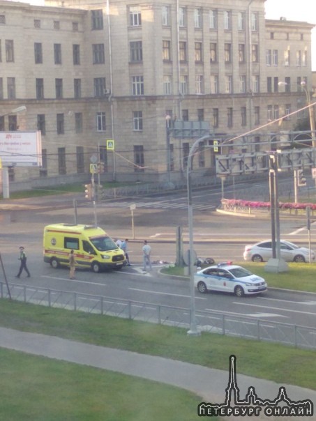 На площади Климова ДТП. Сбит мотоциклист, лежит в скорой реанимации. Кто виноват ещё не понятно, но ...