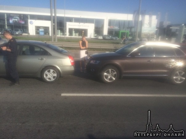 На Таллинском, возле поста ДПС в сторону Красного села. Дама на Audi догнала старенький Нисан на св...