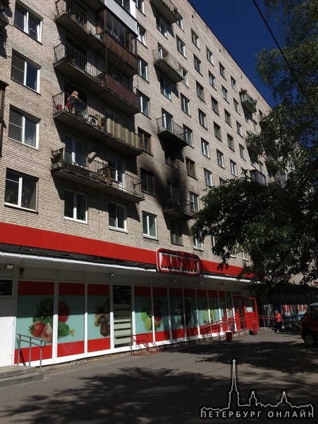 Брошенный сверху хабарик устроил пожар на балконе дома 43 по проспекту Ветеранов, стена с окнами зак...