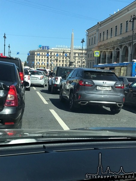 Лиговский проспект, в сторону Невского, напротив московского вокзала Lexsus догнал Jeep во втором ря...
