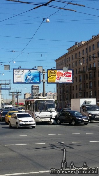 Маршрутка vs Skoda устроили небольшой затор на Ивановской улице
