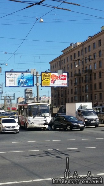 Маршрутка vs Skoda устроили небольшой затор на Ивановской улице