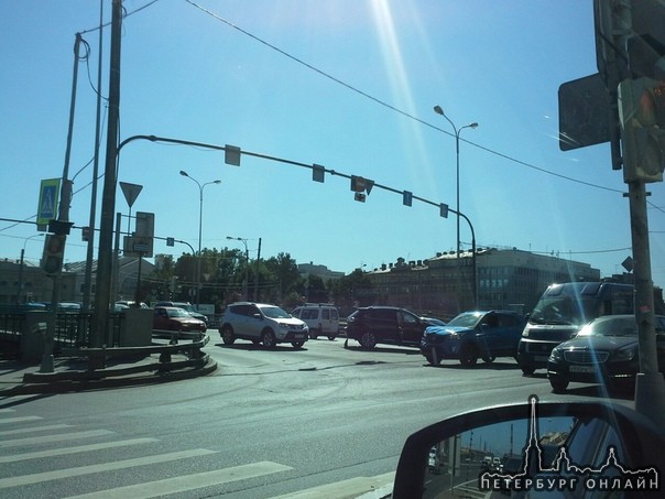 Hyundai и lexus уютно расположились на выезде с Митрофаньевского на Обводный.