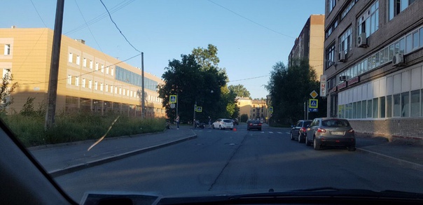 На перекрестке Молодежного переулка и улицы Метростроевцев подбили мотоциклиста
