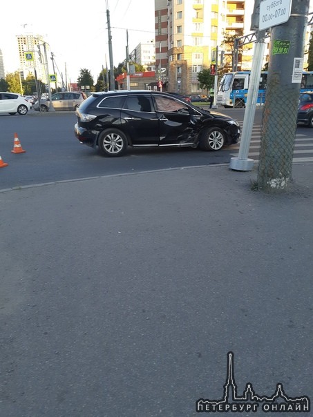 На перекрёстке Будапештской и Дунайского водитель Chevrolet Круз поймал нежданчик, после столкновен...