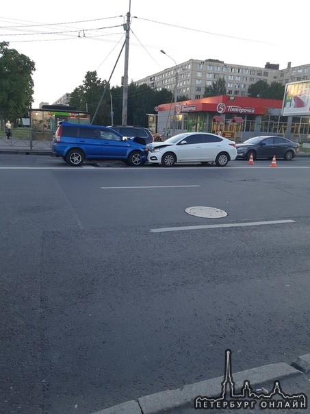 На перекрёстке Будапештской и Дунайского водитель Chevrolet Круз поймал нежданчик, после столкновен...
