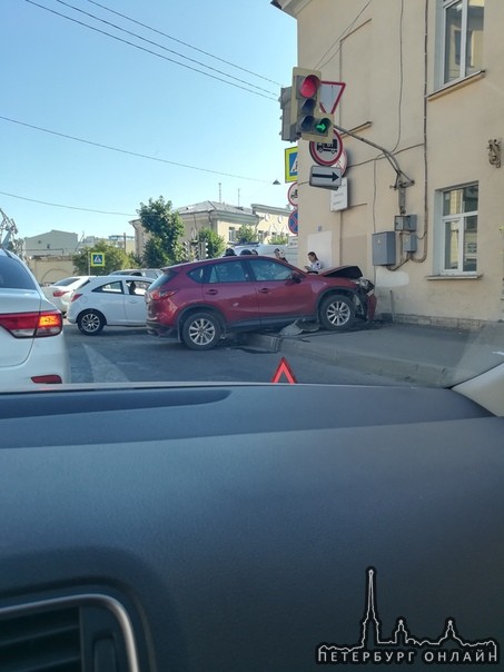 На перекрёстке улицы Степана Разина и Рижского проспекта Mazda СХ-5 въехала в дом , Опель ей помог в...