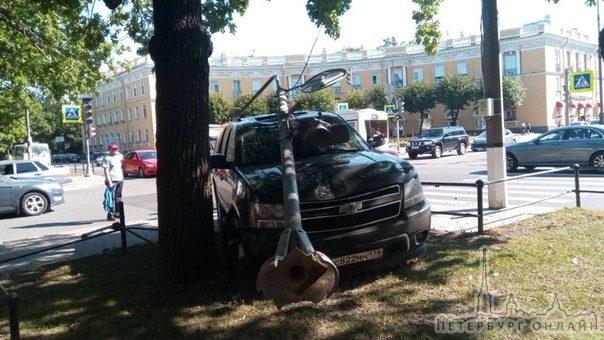 В Пушкине на пересечении Октябрьского бульвара и Конюшенной улицы участники ДТП отделались испугом