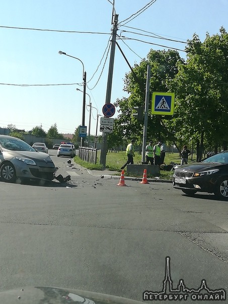 В г.Колпино на перекрестке Заводского проспекта и ул. Машиностроителей столкнулись Renault и мотоциклис...