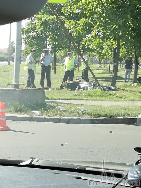 В г.Колпино на перекрестке Заводского проспекта и ул. Машиностроителей столкнулись Renault и мотоциклис...