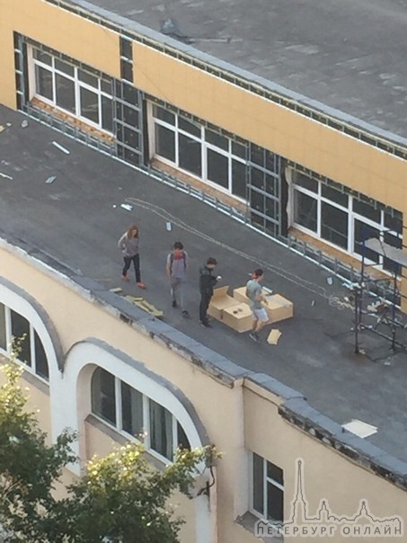 Подростки забрались на крышу дома на Культуры на Суздальском и скидывают стройматериал.