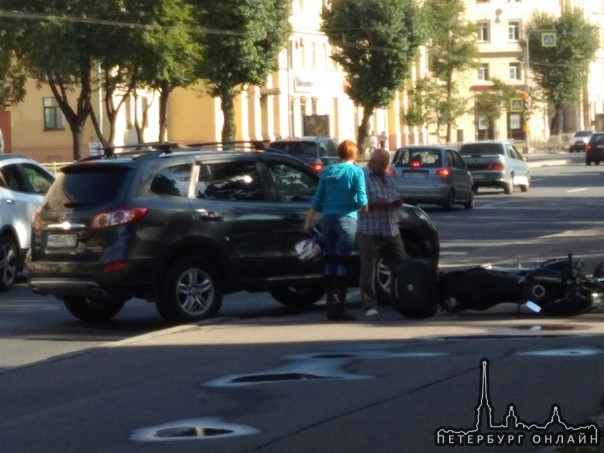 На проспекте Стачек водитель Hyundai не убедившись в безопасности манёвра, начал поворот направо во дв...