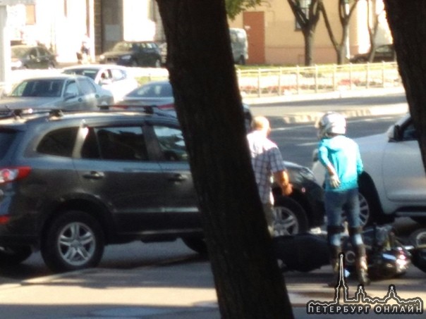 На проспекте Стачек водитель Hyundai не убедившись в безопасности манёвра, начал поворот направо во дв...