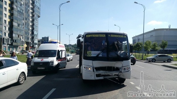 На Адмирала Коновалова Маршруткочник заболтался по телефону, и протаранил автомобиль с беременную а...