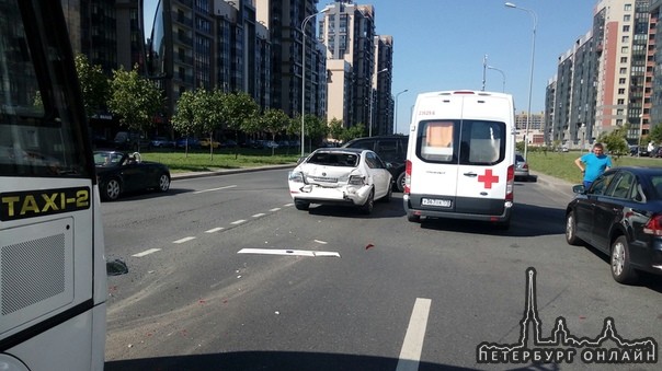 На Адмирала Коновалова Маршруткочник заболтался по телефону, и протаранил автомобиль с беременную а...