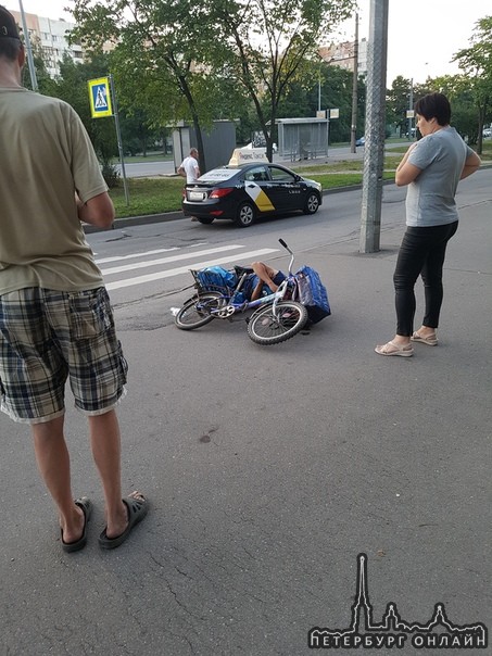 На проспекте Маршала Жукова, водитель такси сбил велосипедиста, проезжавшего дорогу по зебре.